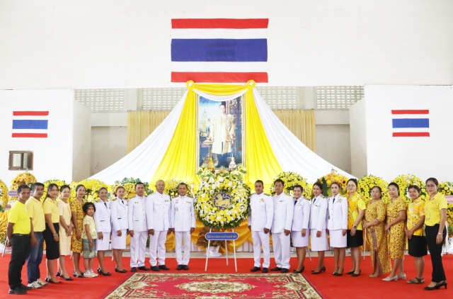 วางพวงมาลาในพิธีวางพวงมาลาน้อมรำลึก