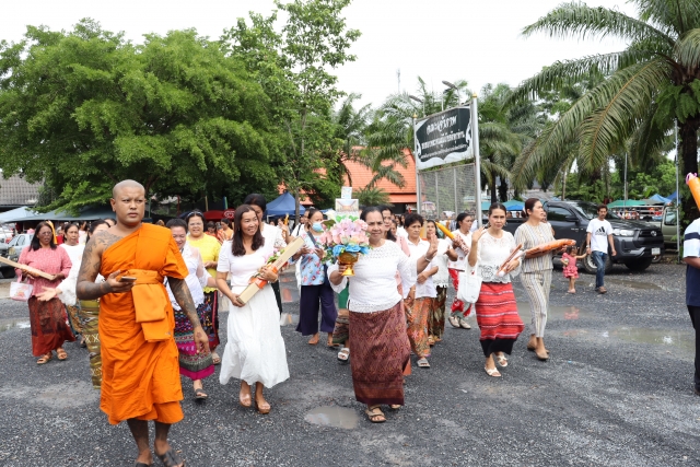 มพิธีทอดผ้าป่าสามัคคี ถวายเทียนพรรษา